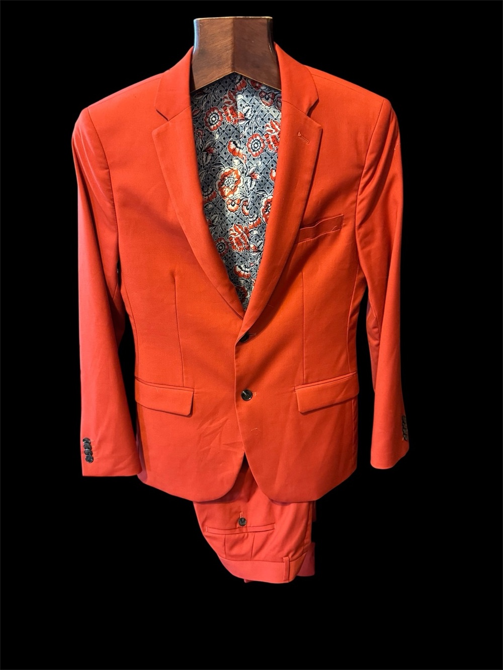 RW&CO. Red Men's Two-Piece Suit size 38R ,pants size 33 in like new condition